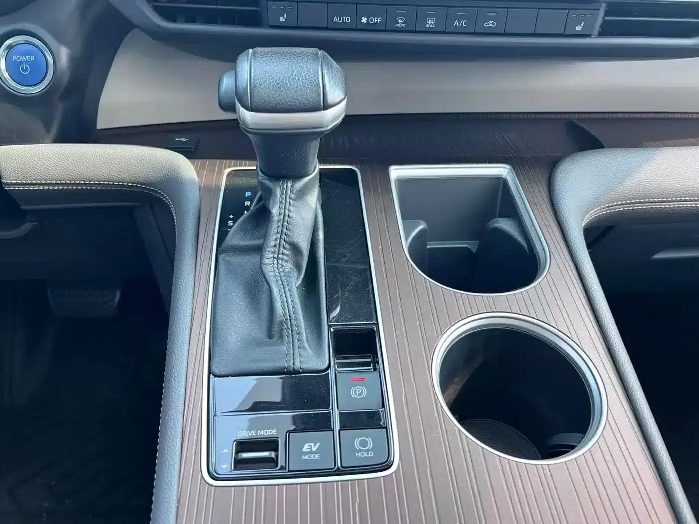 2024 Grevia 2.5L Hybrid Premium Plus Edition — миниатюра 8