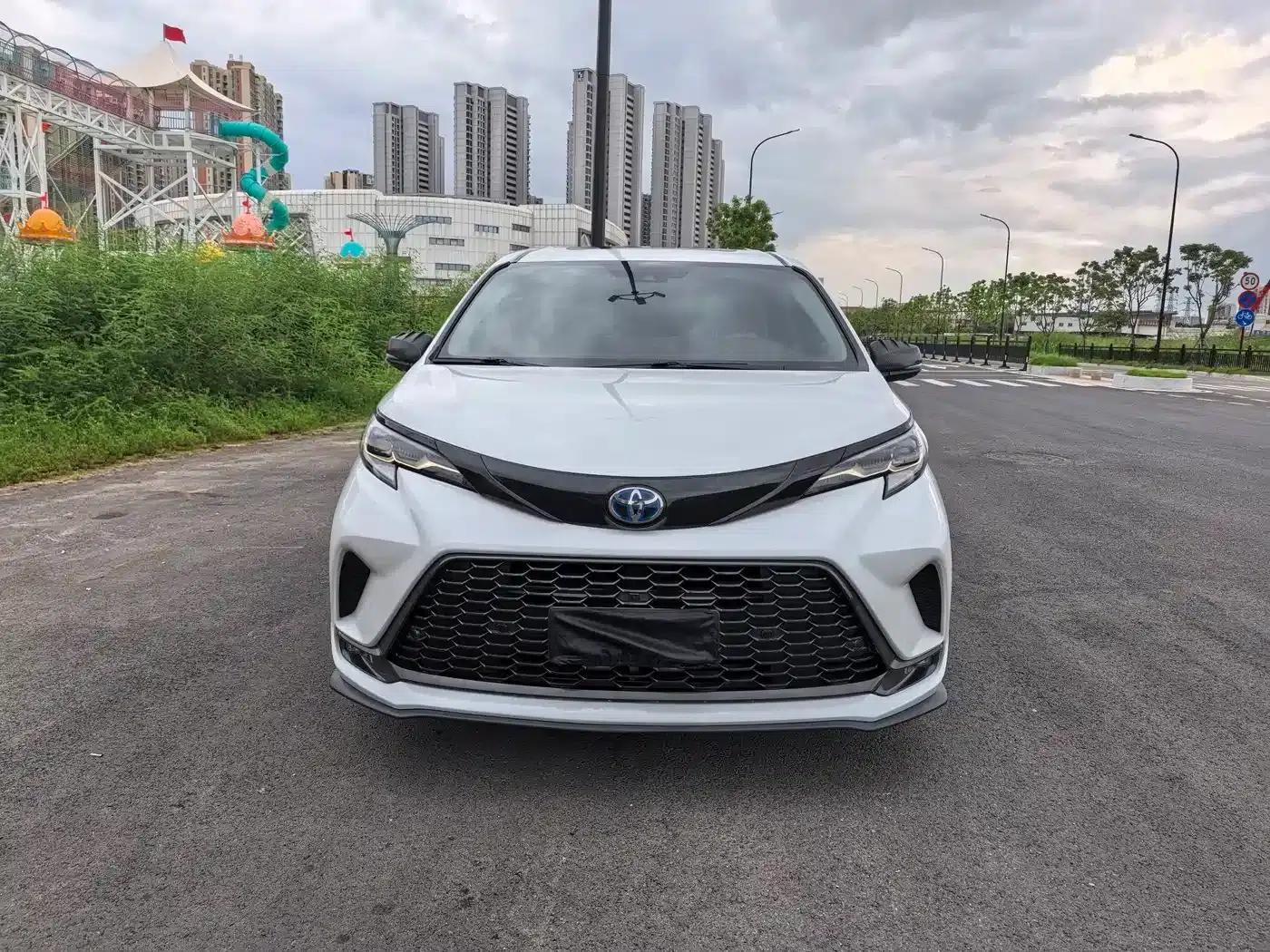 2022 Grevia 2.5L Hybrid Premium Edition — миниатюра 2