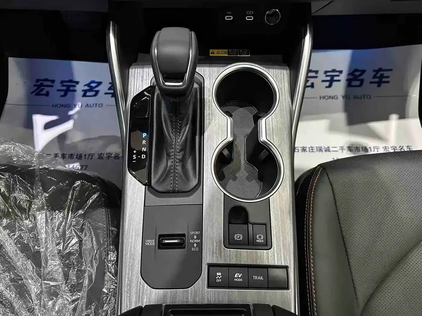 Crown Land Cruiser 2026 2.5L HEV 4WD Premium Edition — миниатюра 15