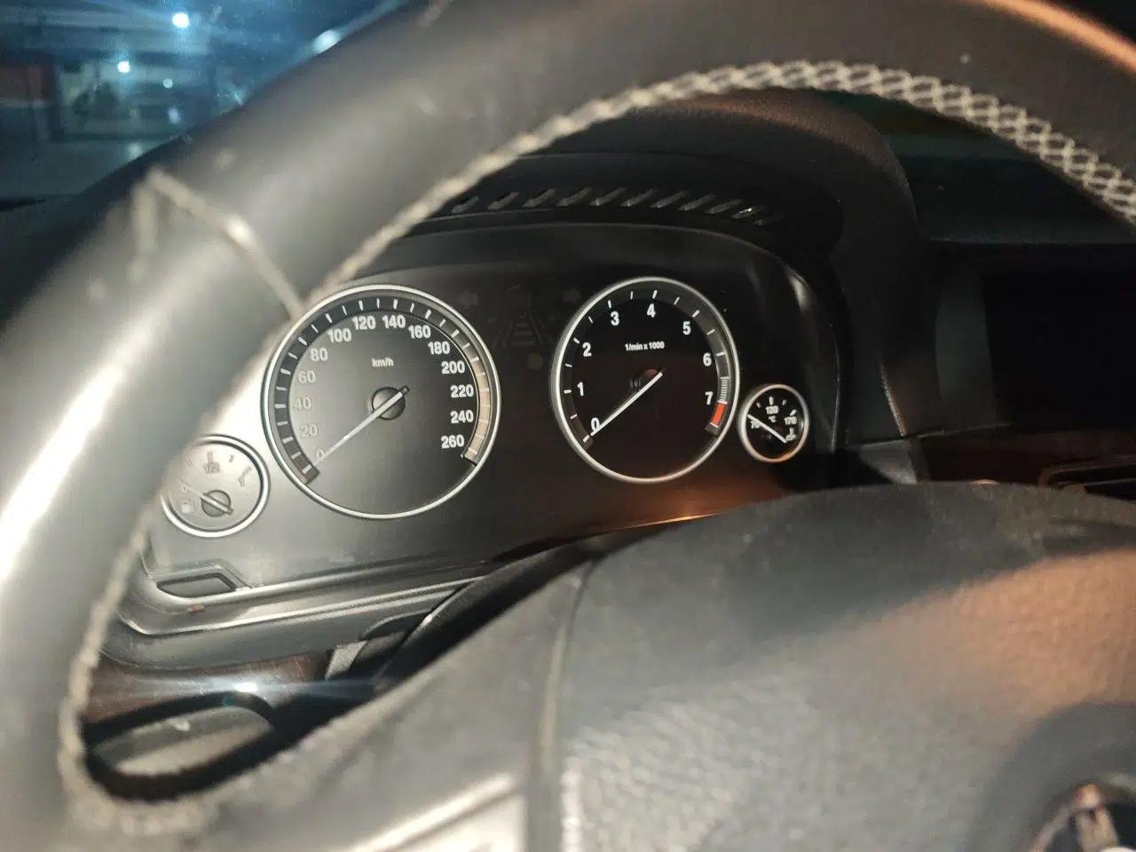 BMW 5 Series 2011 523Li Luxury Model — миниатюра 11
