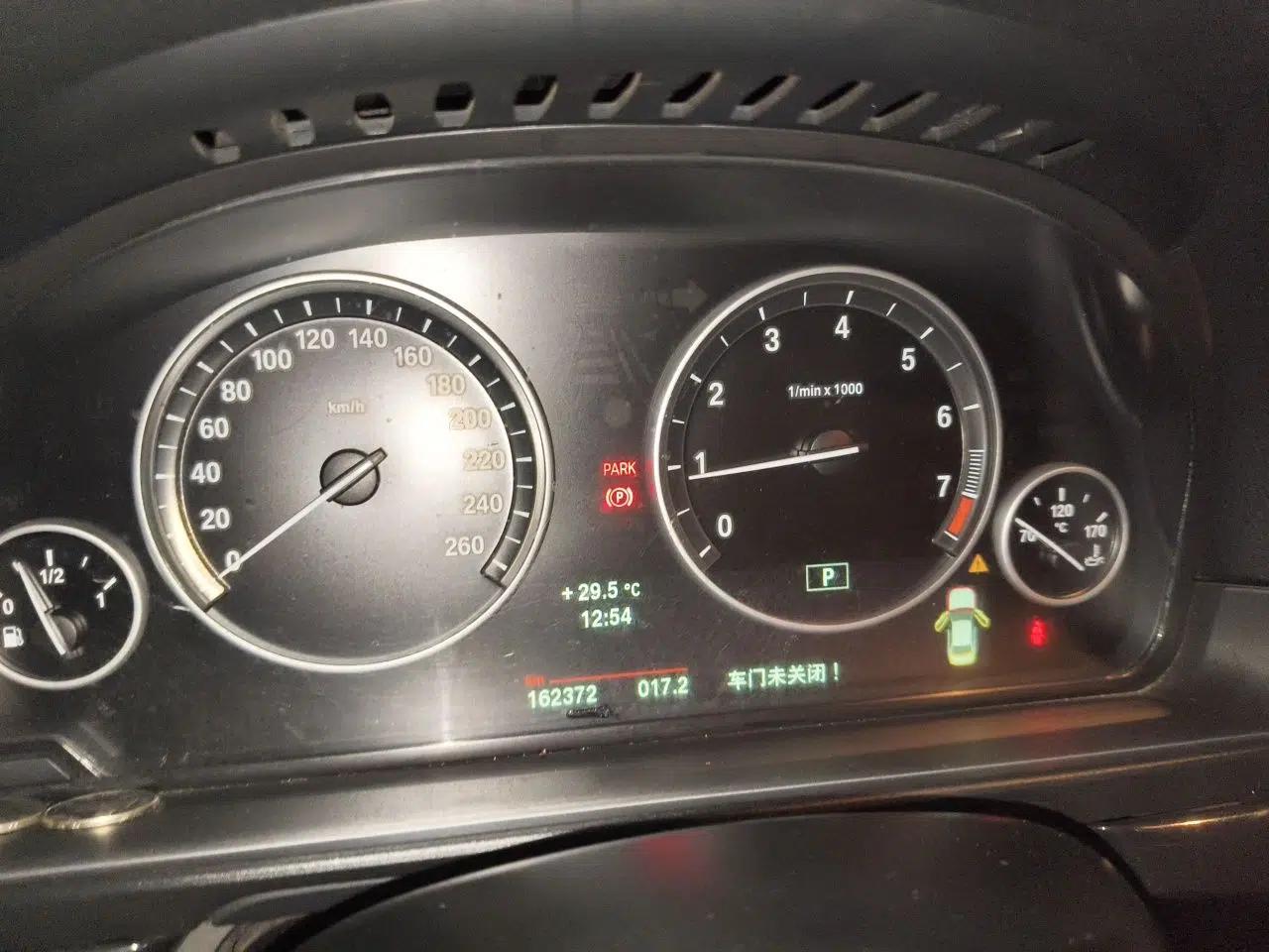 BMW 5 Series 2014 520Li Elegant Model — миниатюра 11