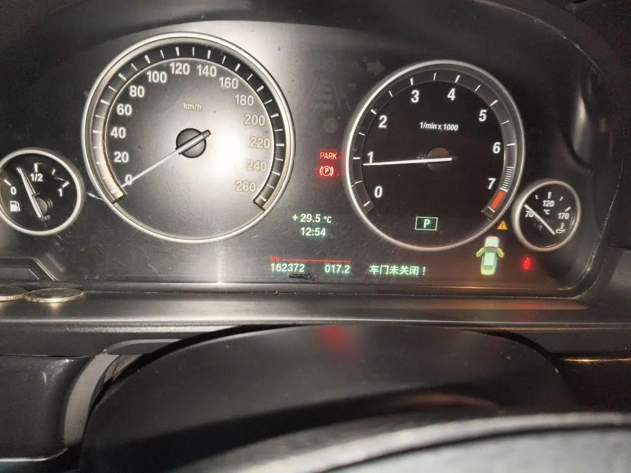 BMW 5 Series 2014 520Li Elegant Model — миниатюра 12