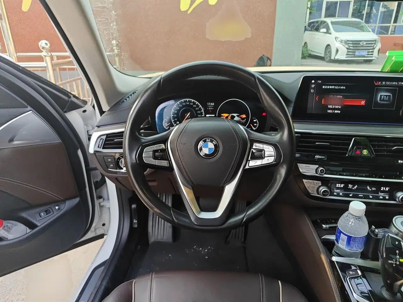 BMW 5 Series New Energy 2019 530Le Luxury Package — миниатюра 10