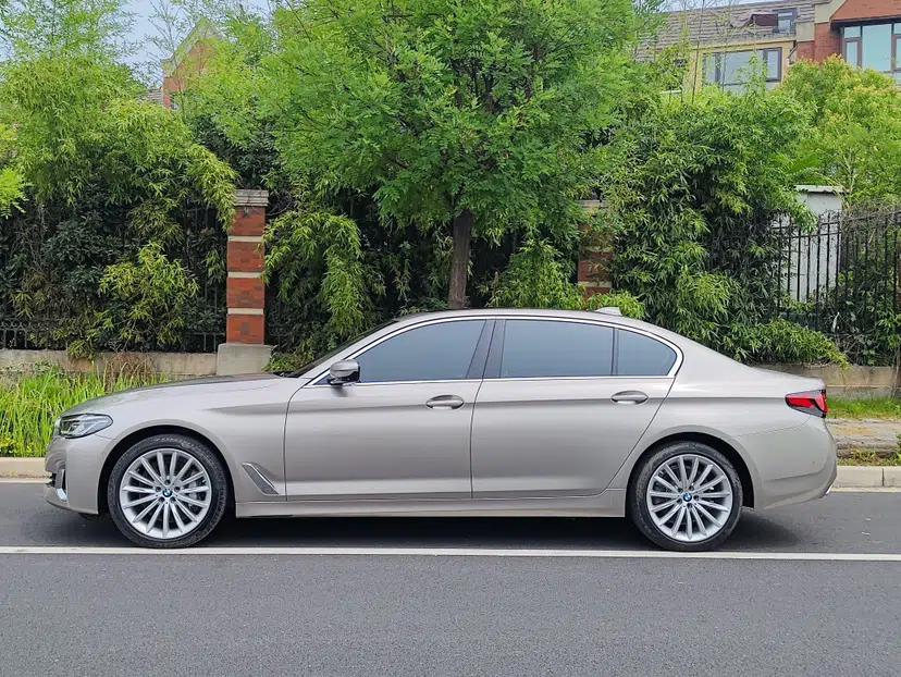 BMW 5 Series 2022 Updated 530Li Luxury Edition Premium Package — миниатюра 4
