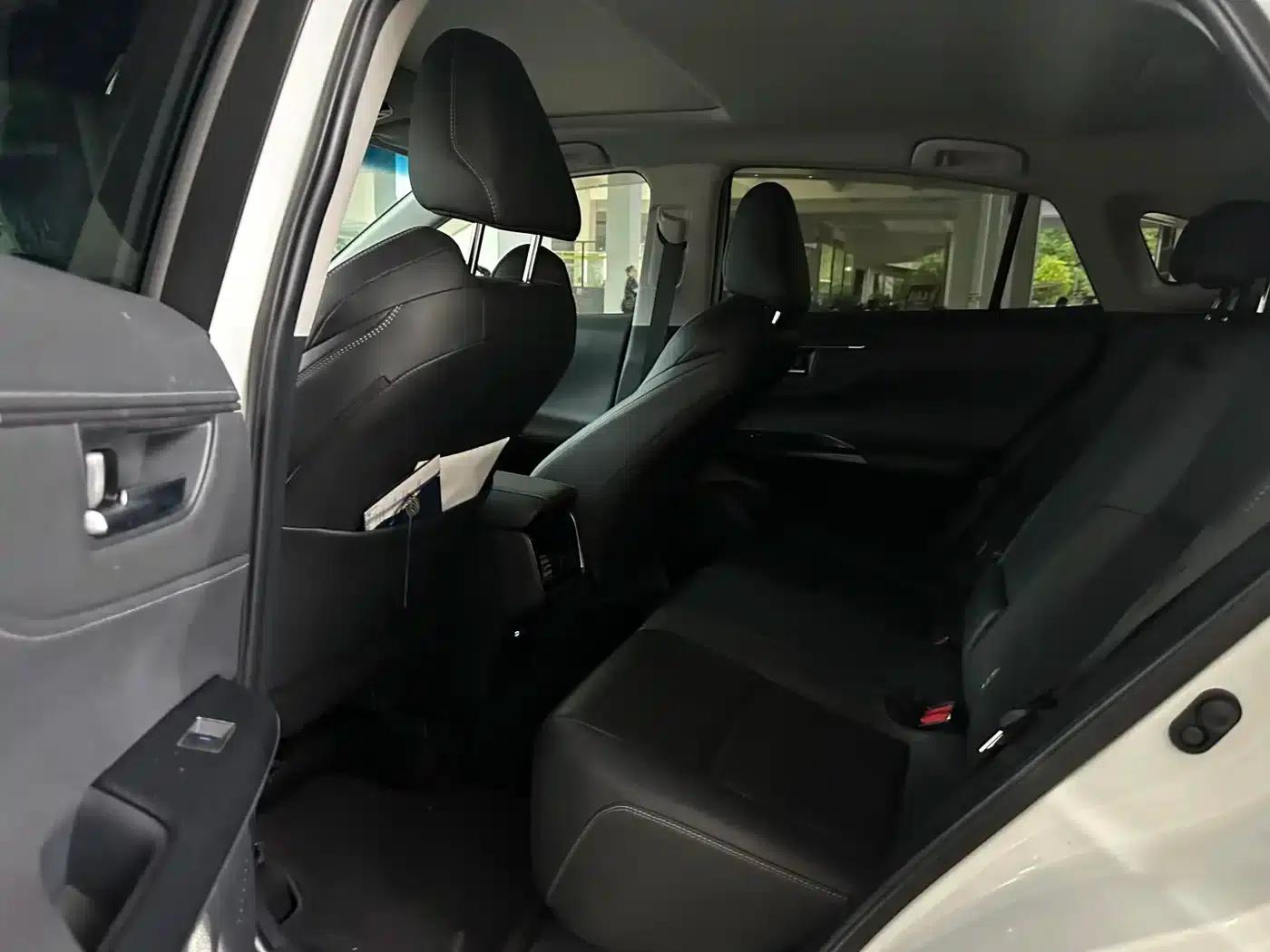 Venza 2022 2.0L CVT 2WD Premium Edition — миниатюра 5