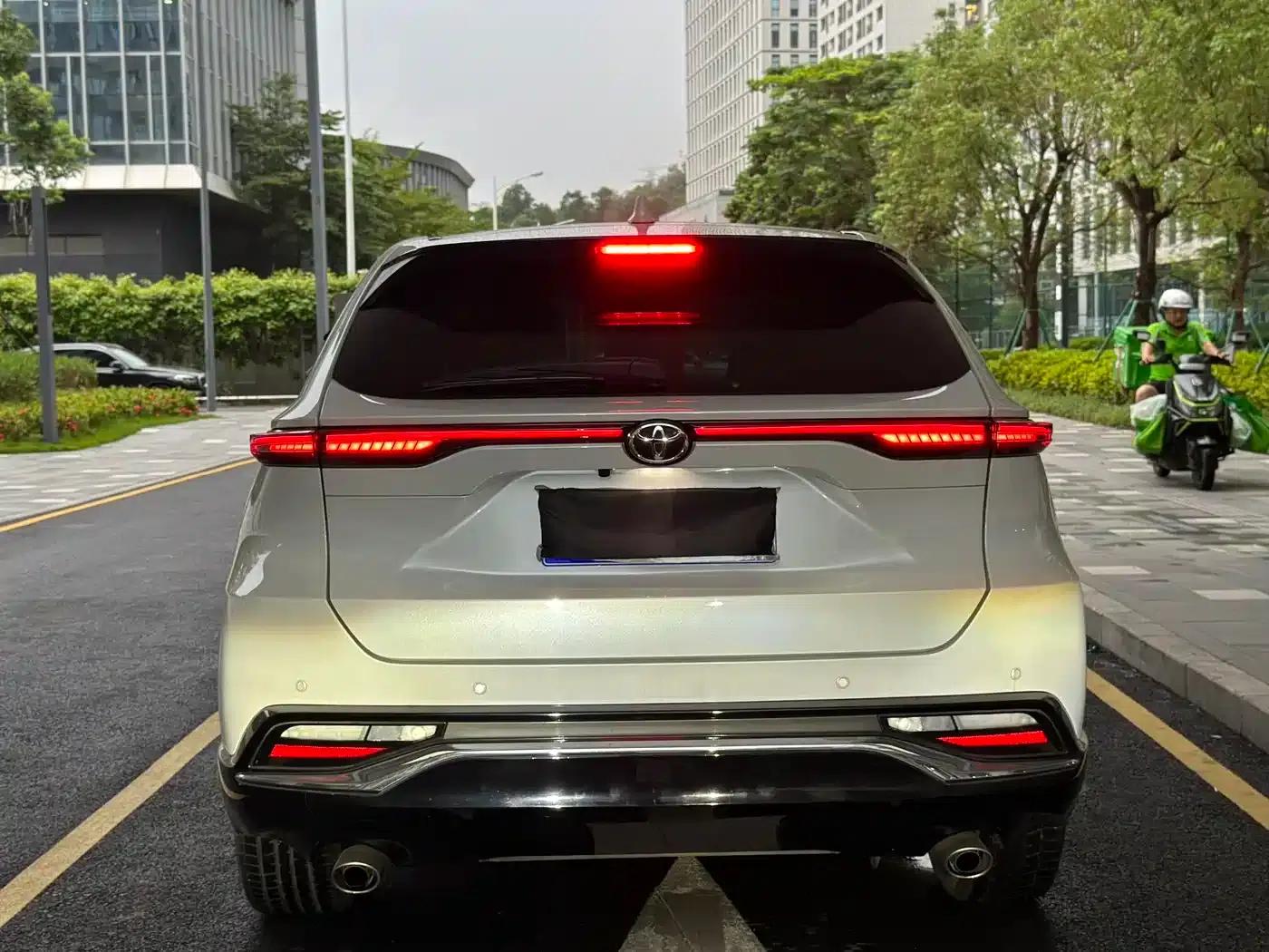 Venza 2022 2.0L CVT 2WD Premium Edition — миниатюра 7