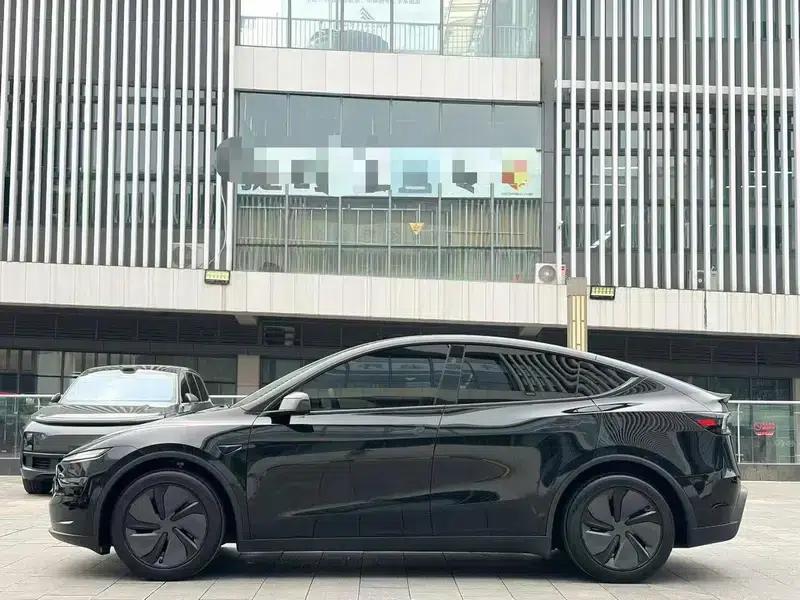 Model Y 2025 Rear-Wheel Drive First Edition — миниатюра 4