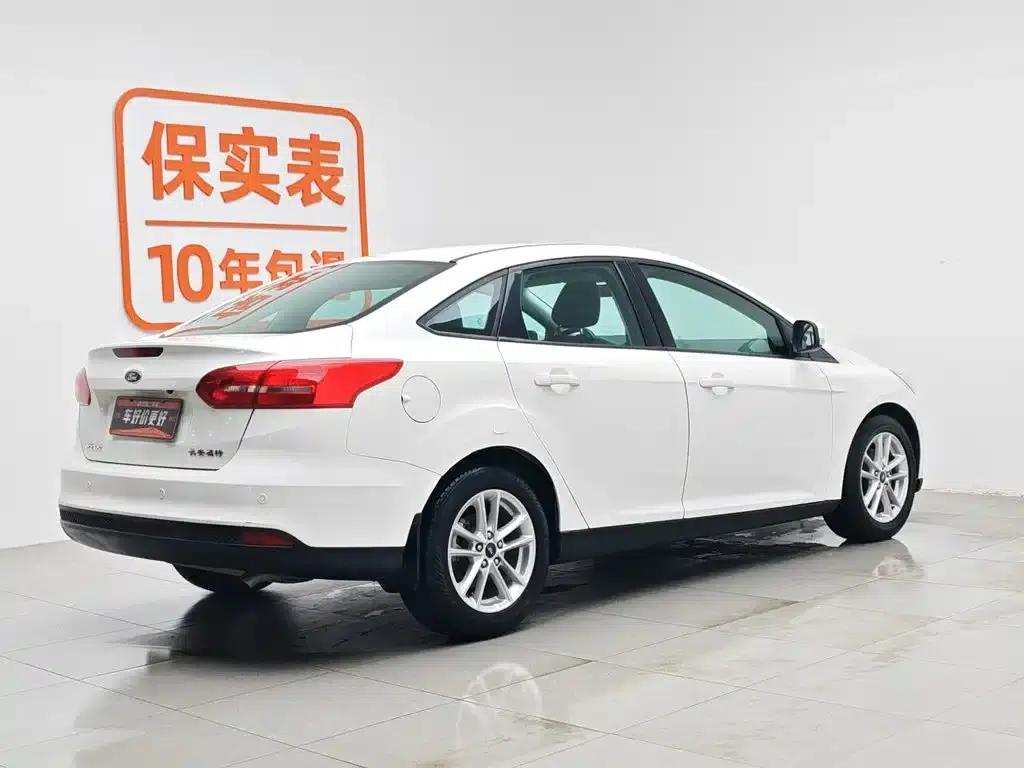 Ford Focus 2015 Sedan 1.6L Automatic Fashion Edition — миниатюра 2