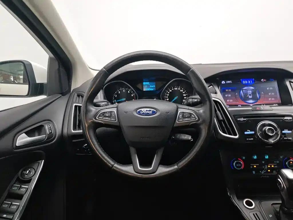 Ford Focus 2015 Sedan 1.6L Automatic Fashion Edition — миниатюра 11