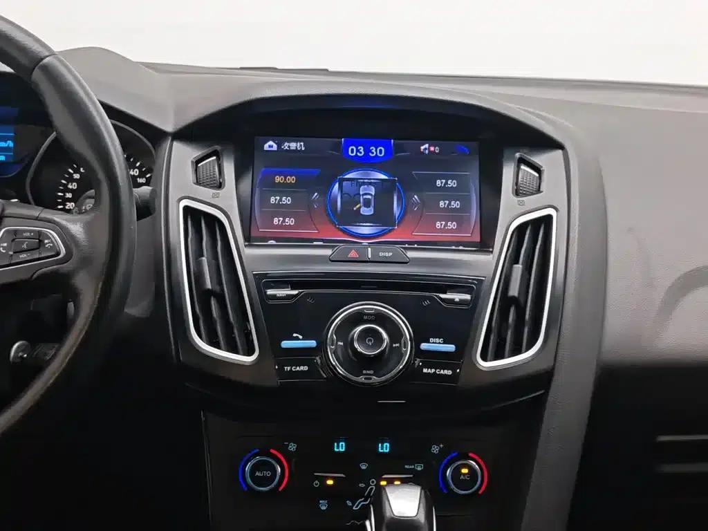 Ford Focus 2015 Sedan 1.6L Automatic Fashion Edition — миниатюра 12