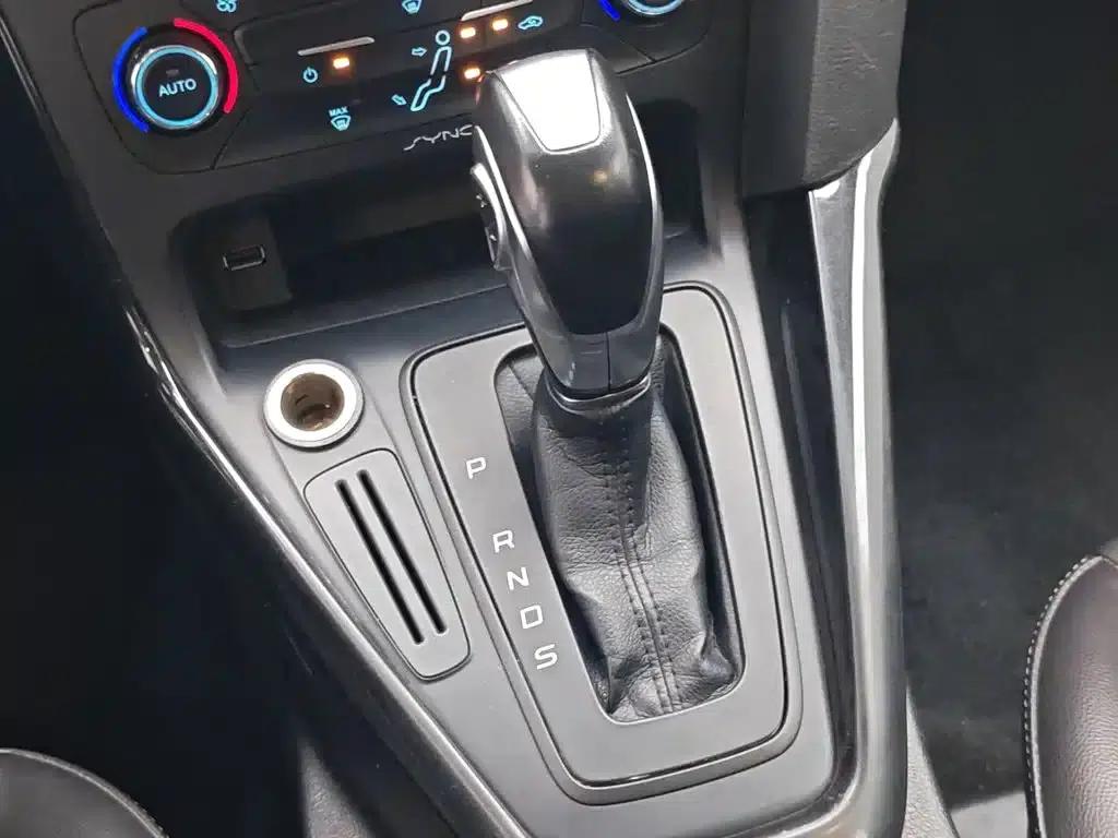 Ford Focus 2015 Sedan 1.6L Automatic Fashion Edition — миниатюра 13