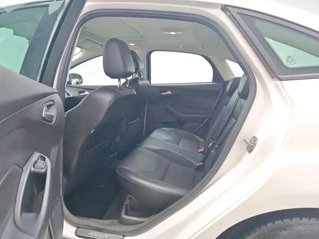 Ford Focus 2015 Sedan 1.6L Automatic Fashion Edition — миниатюра 15