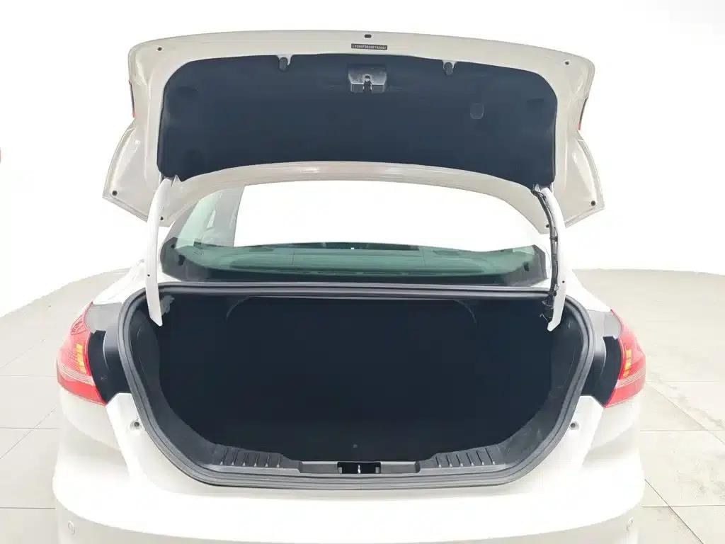 Ford Focus 2015 Sedan 1.6L Automatic Fashion Edition — миниатюра 16
