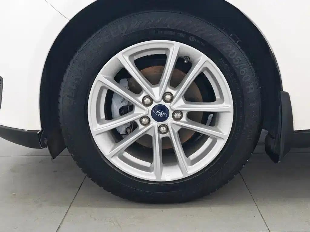Ford Focus 2015 Sedan 1.6L Automatic Fashion Edition — миниатюра 17