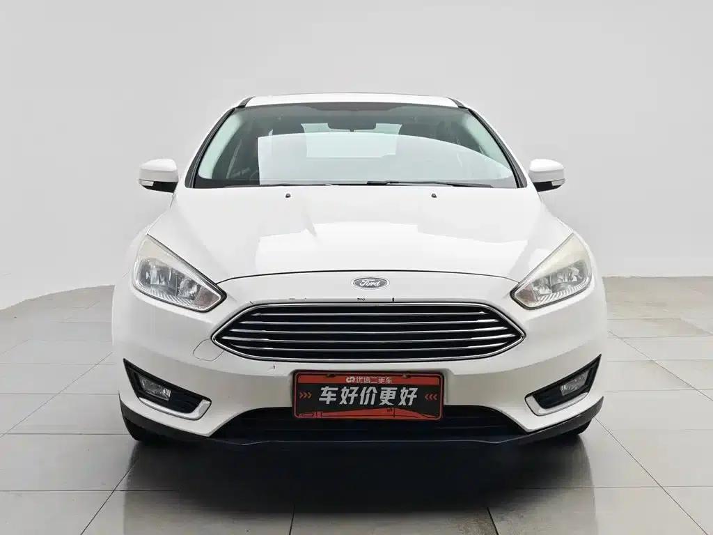 Ford Focus 2015 Sedan 1.6L Automatic Fashion Edition — миниатюра 3