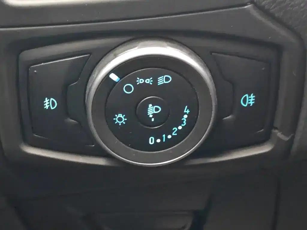 Ford Focus 2015 Sedan 1.6L Automatic Fashion Edition — миниатюра 21