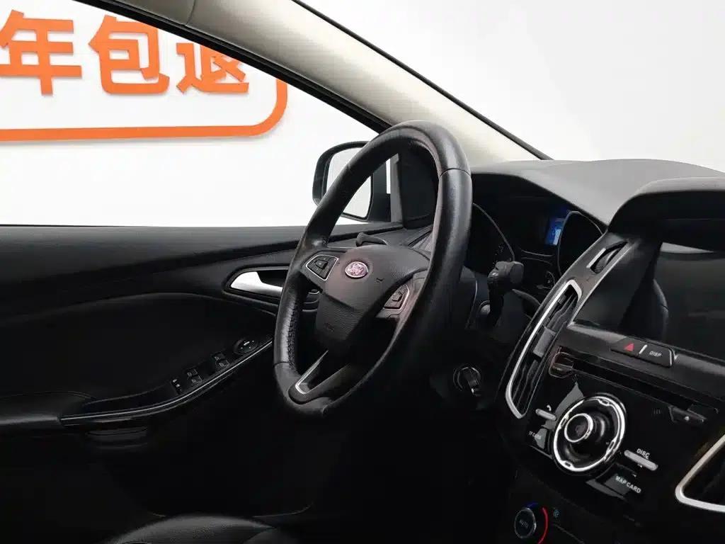 Ford Focus 2015 Sedan 1.6L Automatic Fashion Edition — миниатюра 22