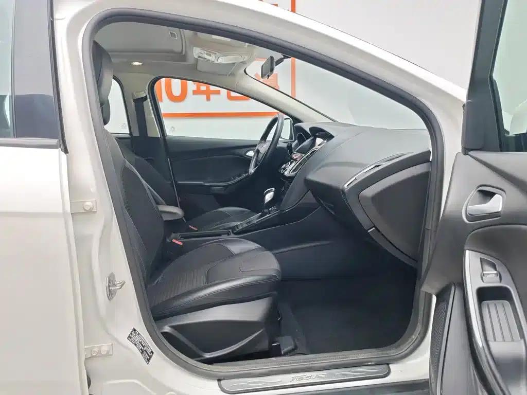 Ford Focus 2015 Sedan 1.6L Automatic Fashion Edition — миниатюра 23