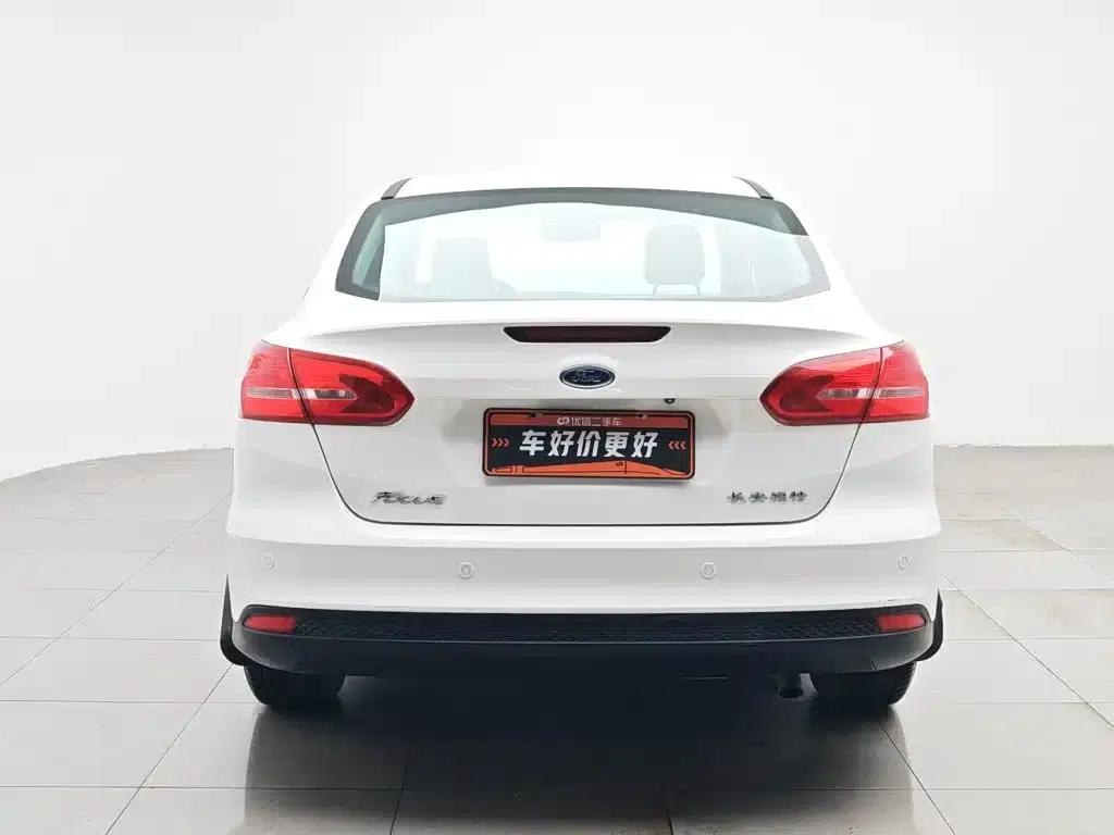 Ford Focus 2015 Sedan 1.6L Automatic Fashion Edition — миниатюра 4