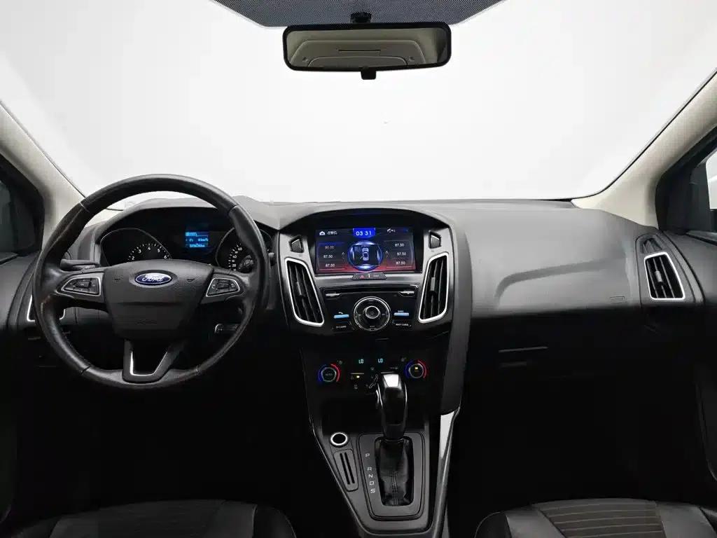 Ford Focus 2015 Sedan 1.6L Automatic Fashion Edition — миниатюра 5