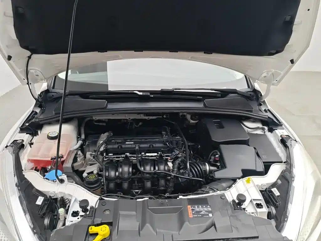 Ford Focus 2015 Sedan 1.6L Automatic Fashion Edition — миниатюра 6