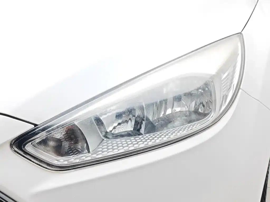 Ford Focus 2015 Sedan 1.6L Automatic Fashion Edition — миниатюра 7