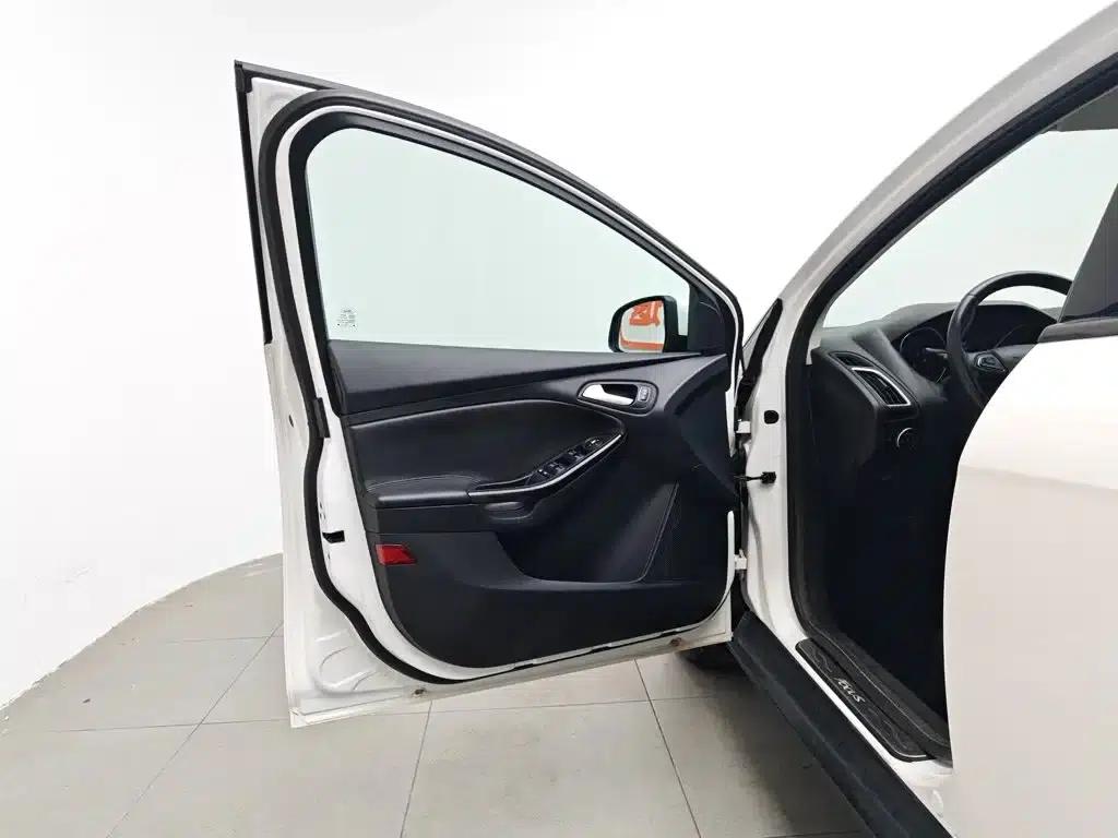 Ford Focus 2015 Sedan 1.6L Automatic Fashion Edition — миниатюра 8
