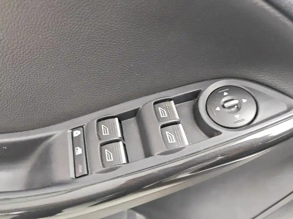Ford Focus 2015 Sedan 1.6L Automatic Fashion Edition — миниатюра 9