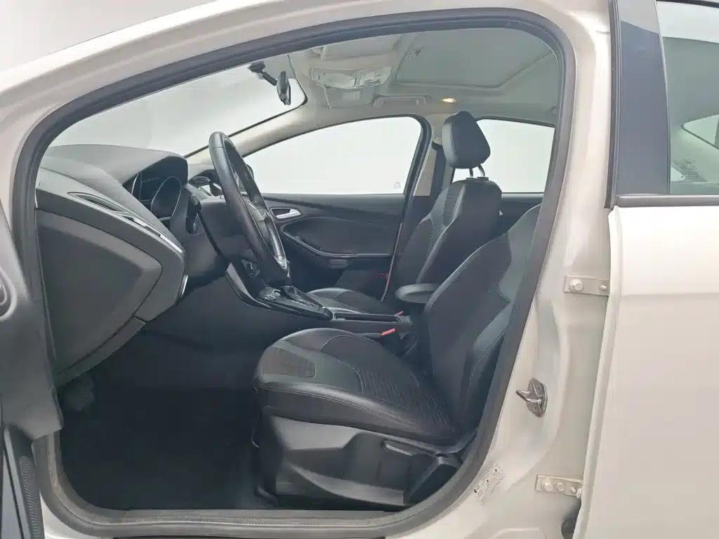 Ford Focus 2015 Sedan 1.6L Automatic Fashion Edition — миниатюра 10