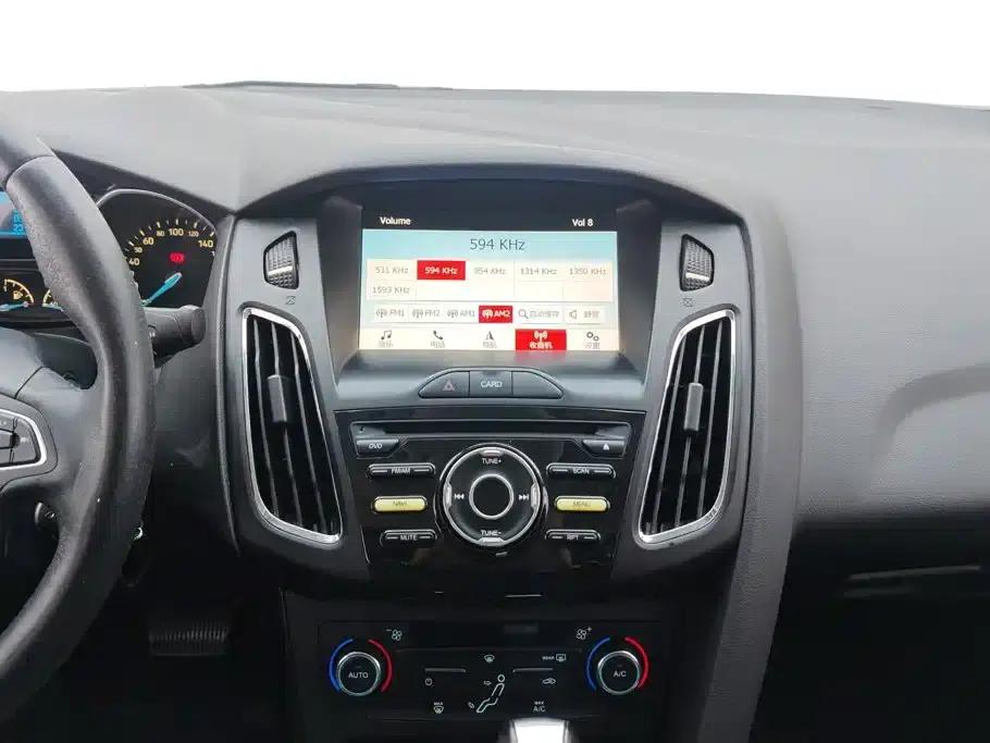 Ford Focus 2017 Sedan 1.6L Automatic Fashion Smart Edition — миниатюра 13