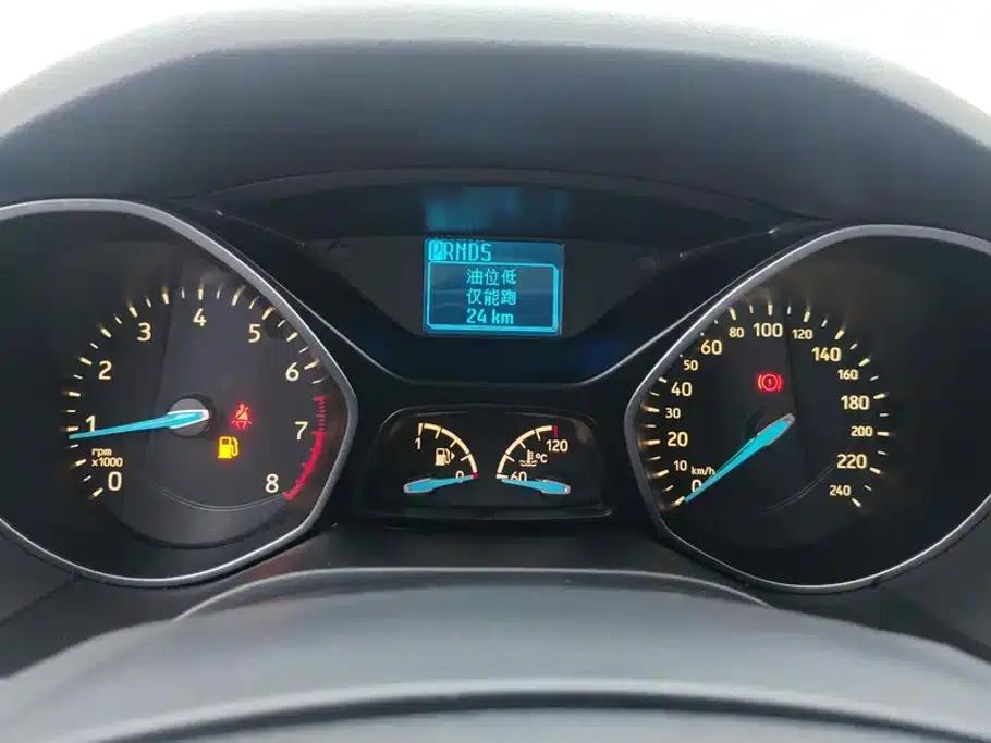 Ford Focus 2017 Sedan 1.6L Automatic Fashion Smart Edition — миниатюра 14
