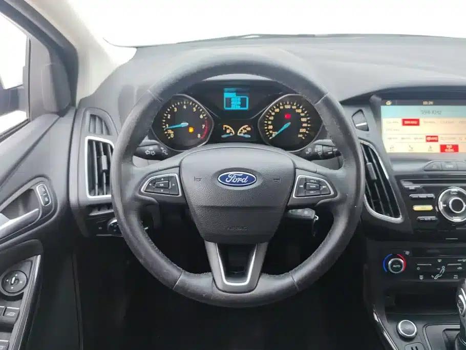 Ford Focus 2017 Sedan 1.6L Automatic Fashion Smart Edition — миниатюра 15