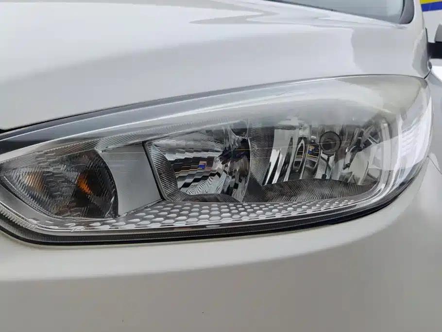 Ford Focus 2017 Sedan 1.6L Automatic Fashion Smart Edition — миниатюра 5