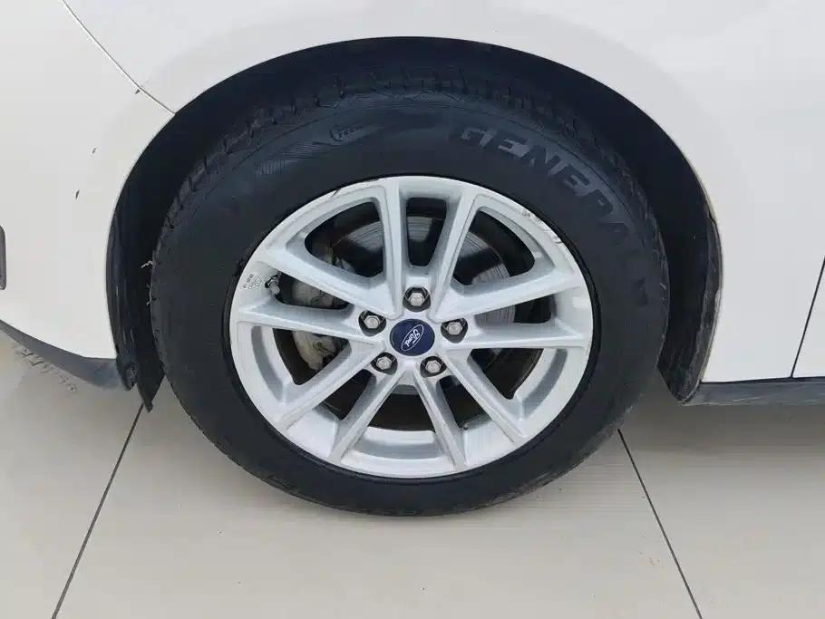 Ford Focus 2017 Sedan 1.6L Automatic Fashion Smart Edition — миниатюра 6