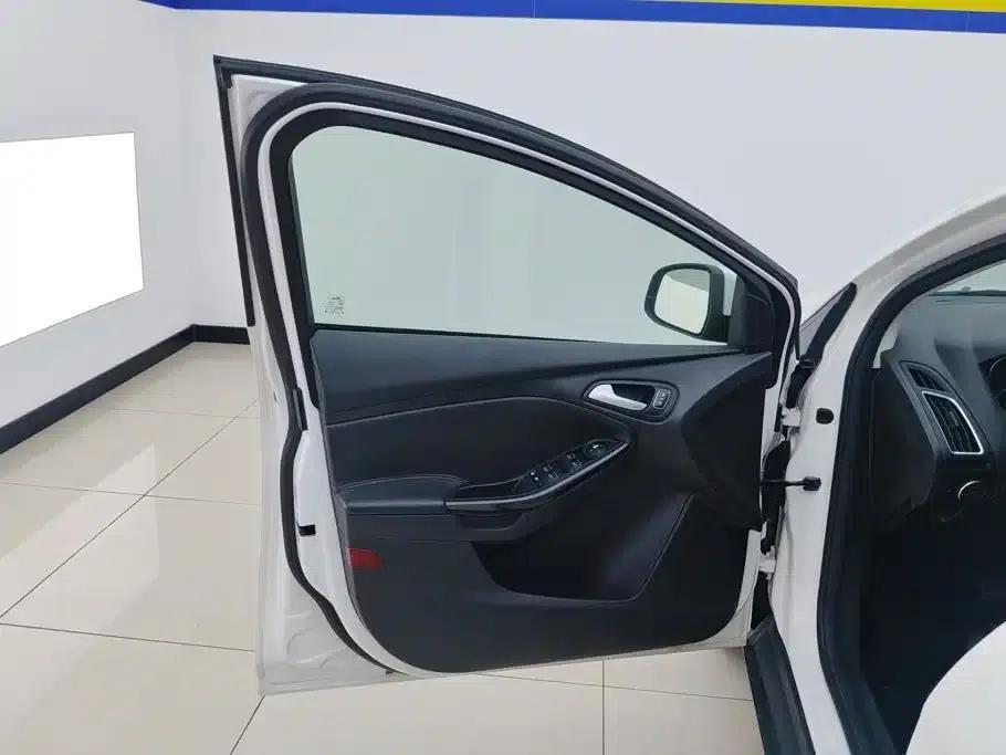 Ford Focus 2017 Sedan 1.6L Automatic Fashion Smart Edition — миниатюра 7