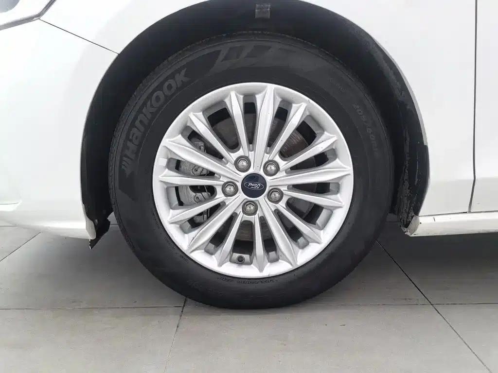 2020 Ford Focus Sedan EcoBoost 180 Automatic Trend Edition — миниатюра 17
