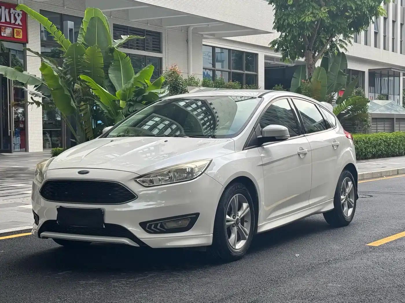 Ford Focus 2018 Hatchback Classic 1.6L Automatic Comfort Smart Edition — миниатюра 1