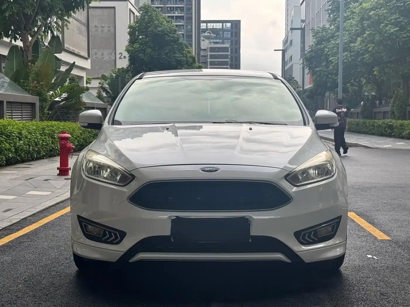 Ford Focus 2018 Hatchback Classic 1.6L Automatic Comfort Smart Edition — миниатюра 2