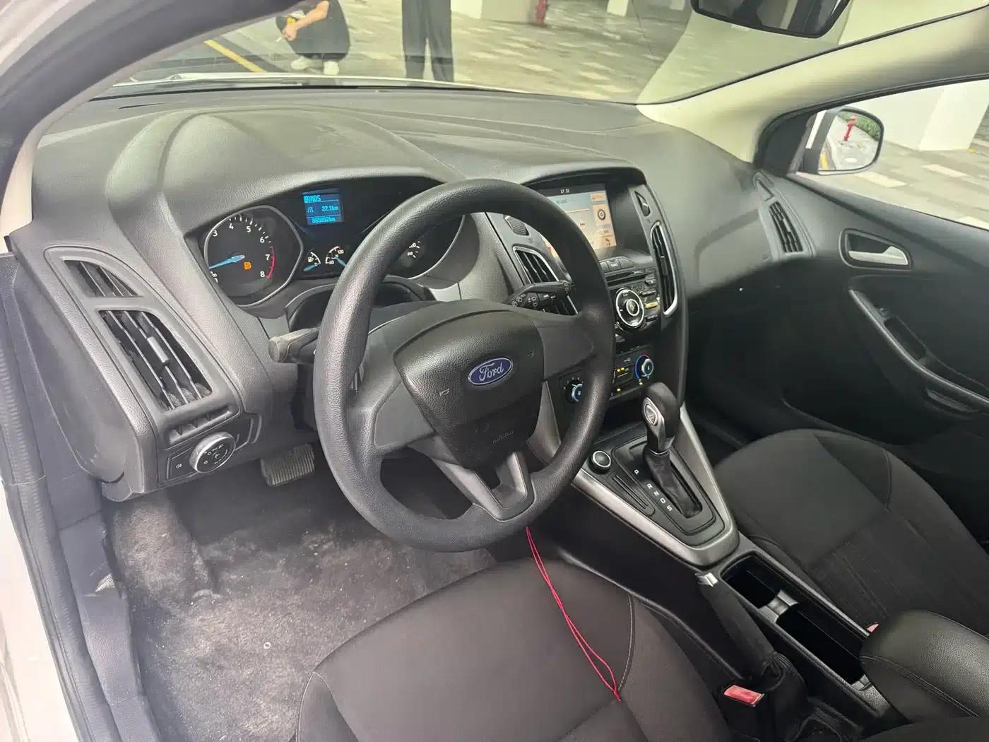 Ford Focus 2018 Hatchback Classic 1.6L Automatic Comfort Smart Edition — миниатюра 4