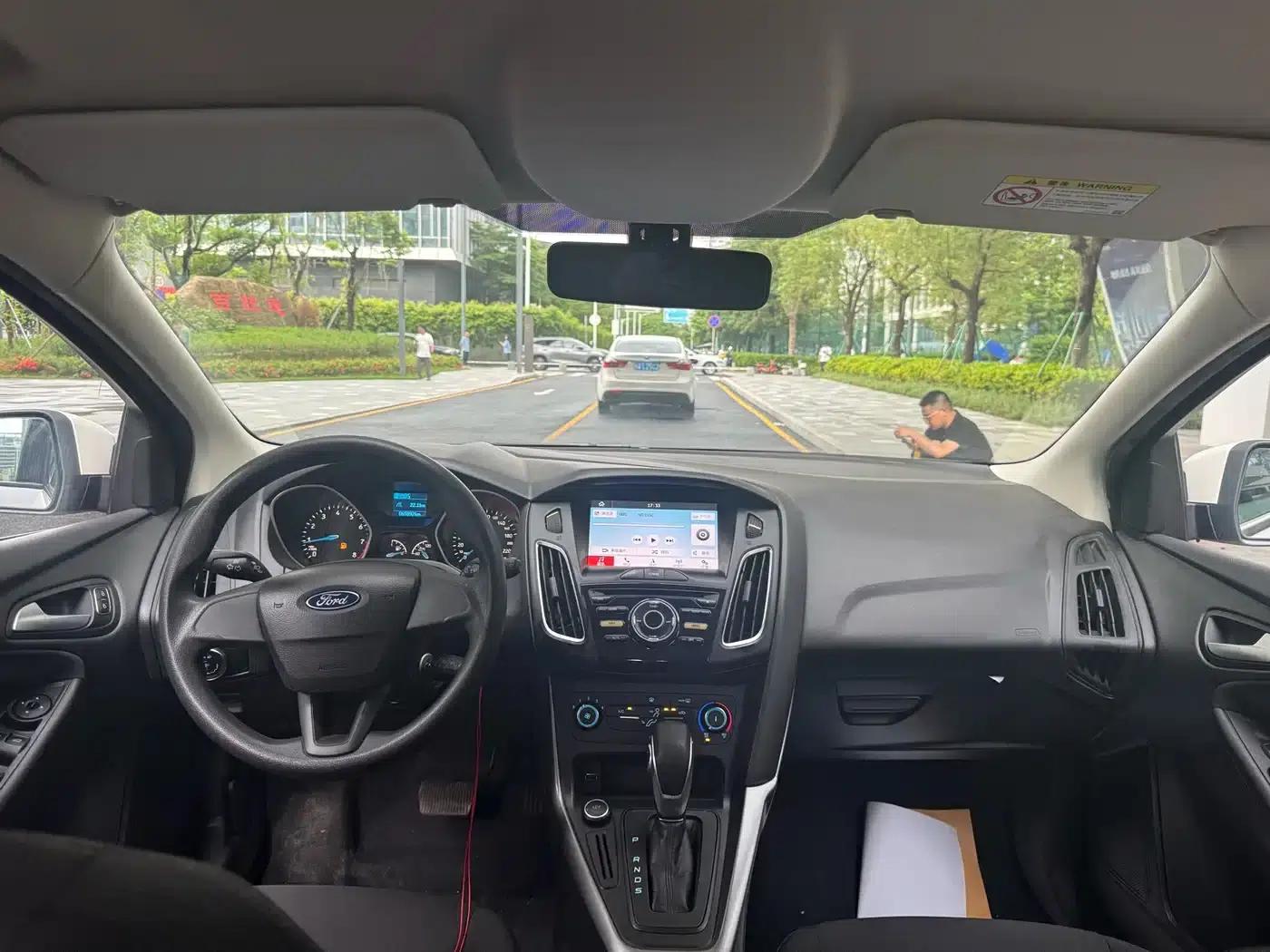 Ford Focus 2018 Hatchback Classic 1.6L Automatic Comfort Smart Edition — миниатюра 6