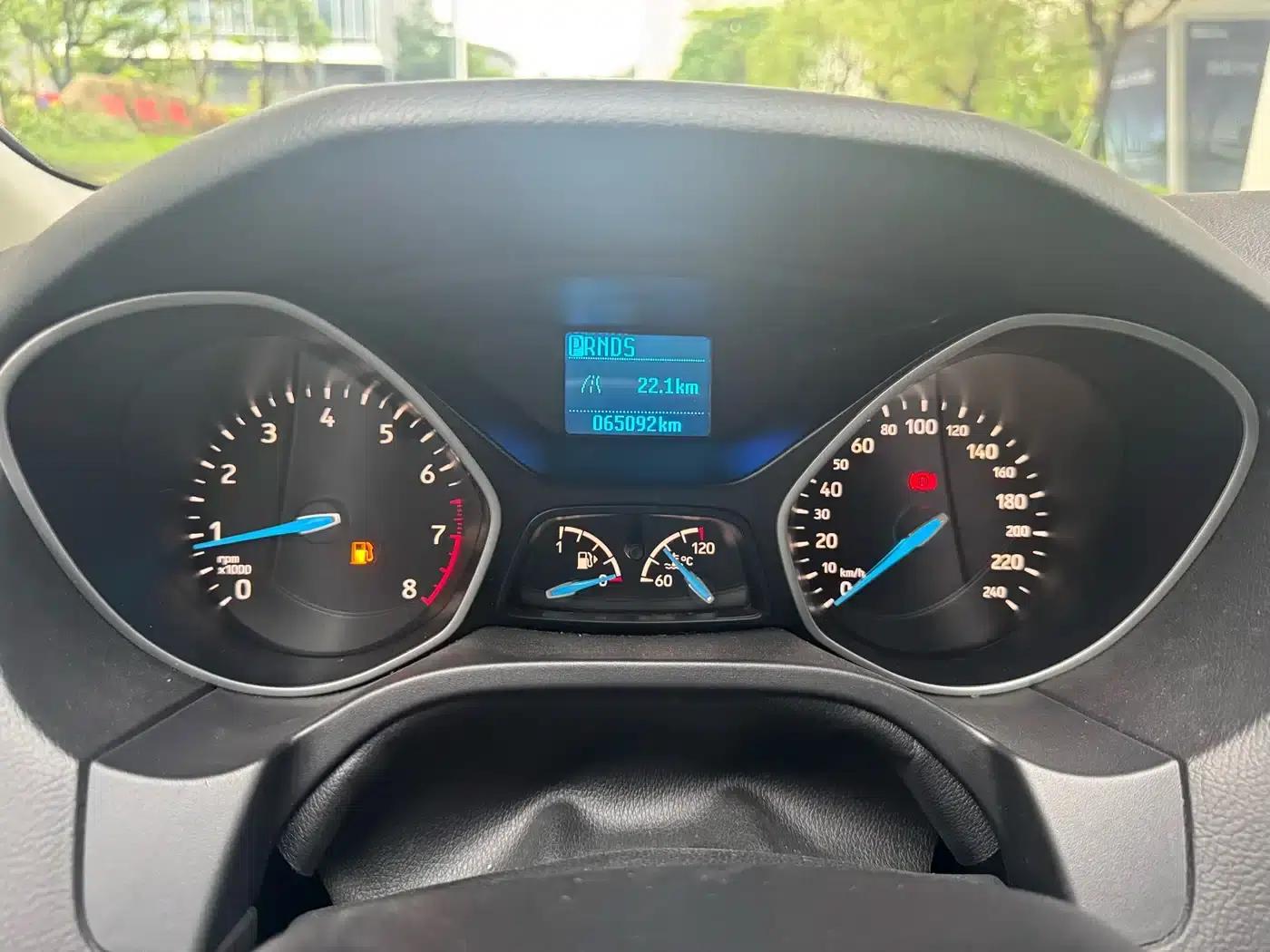 Ford Focus 2018 Hatchback Classic 1.6L Automatic Comfort Smart Edition — миниатюра 8