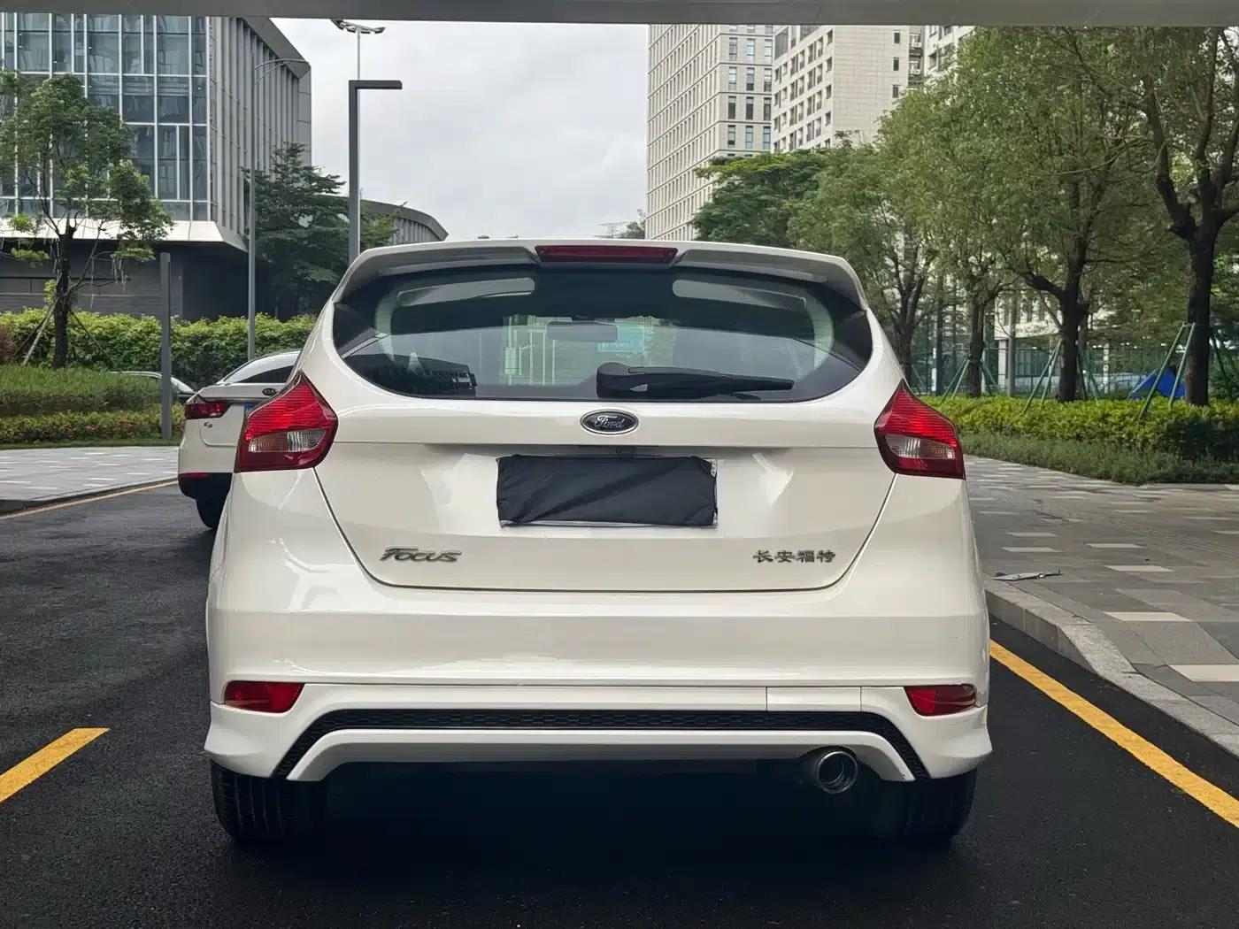 Ford Focus 2018 Hatchback Classic 1.6L Automatic Comfort Smart Edition — миниатюра 9