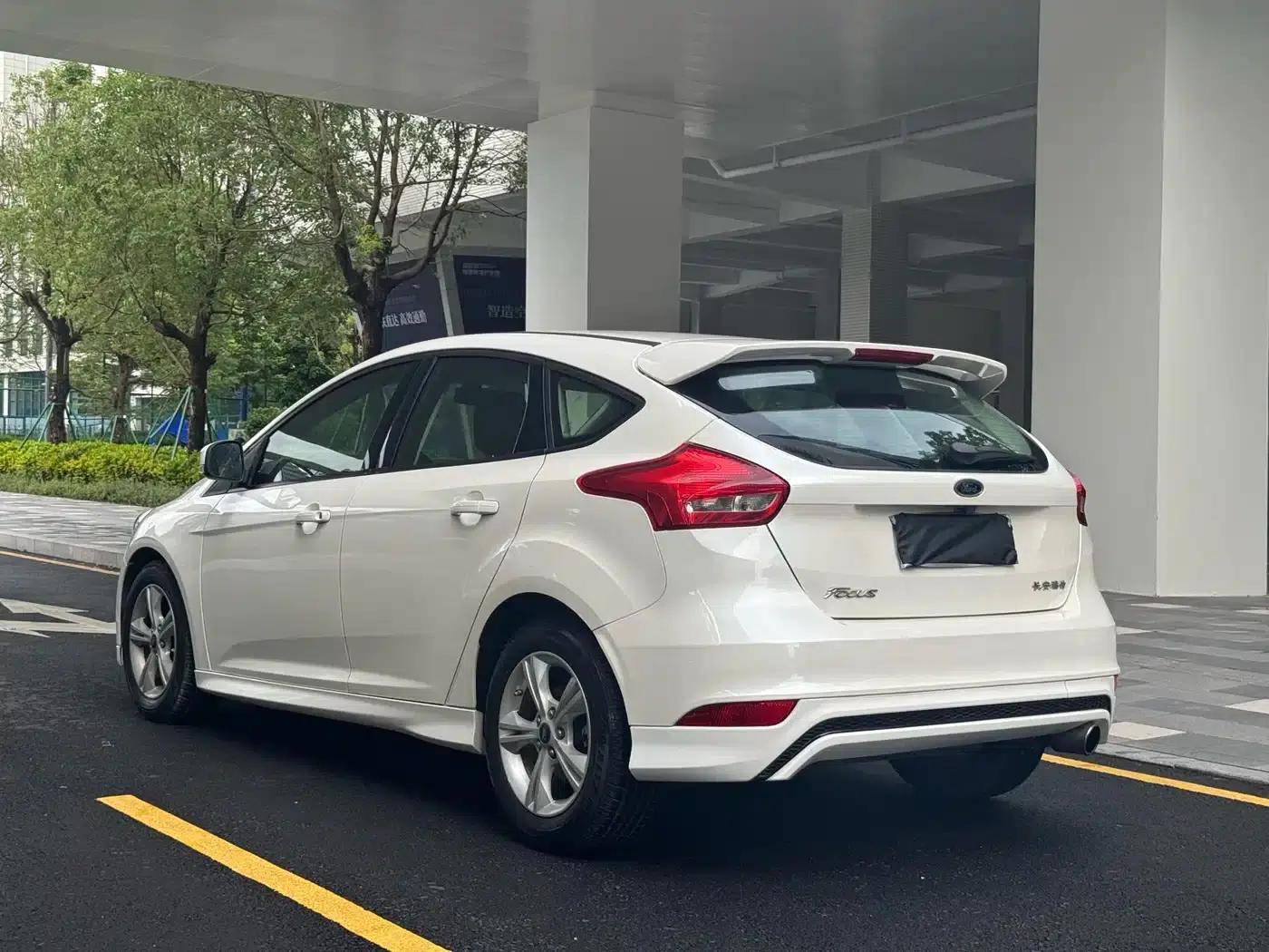 Ford Focus 2018 Hatchback Classic 1.6L Automatic Comfort Smart Edition — миниатюра 10