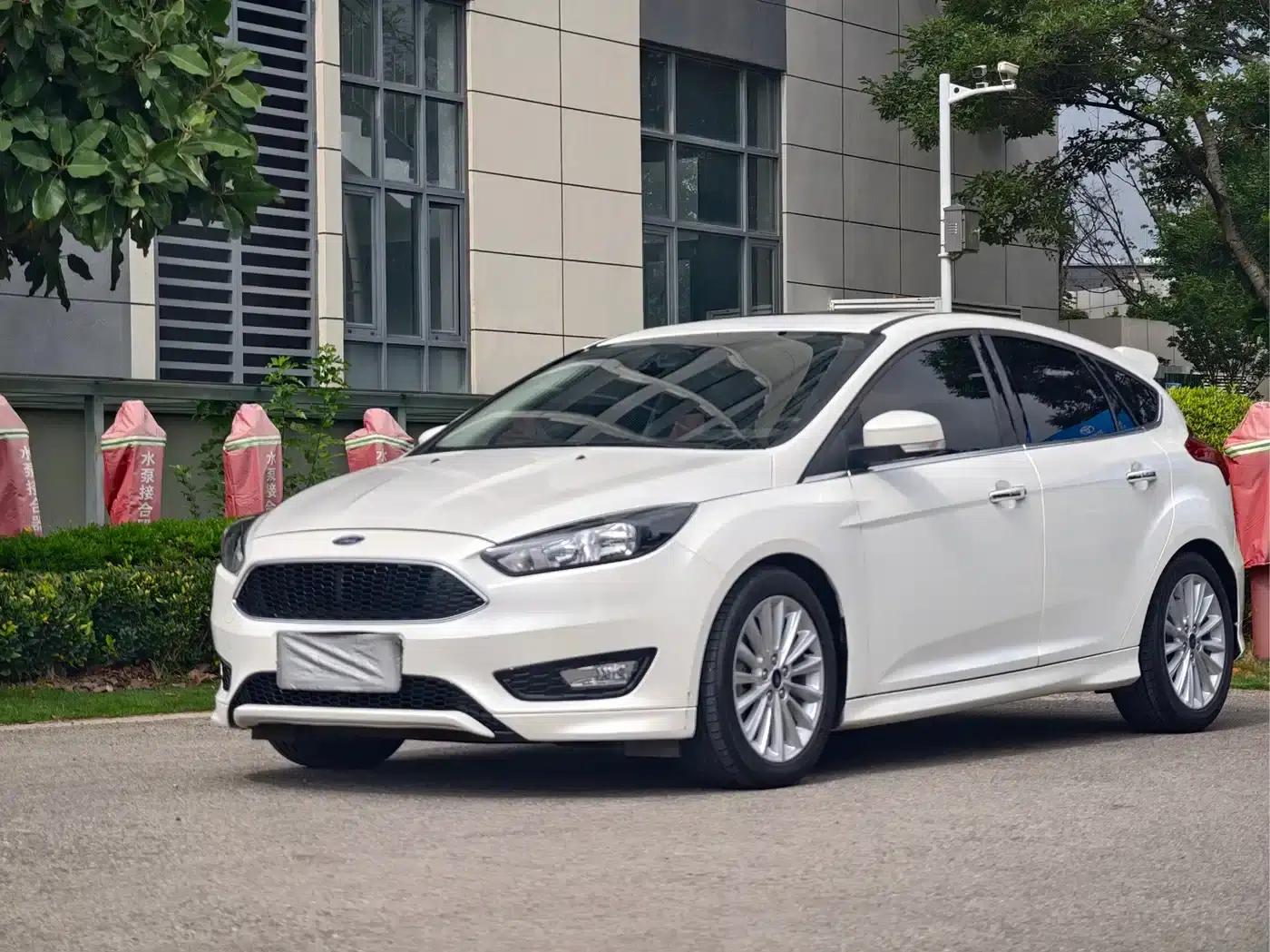 2017 Ford Focus Hatchback EcoBoost 180 Automatic Sport — миниатюра 1