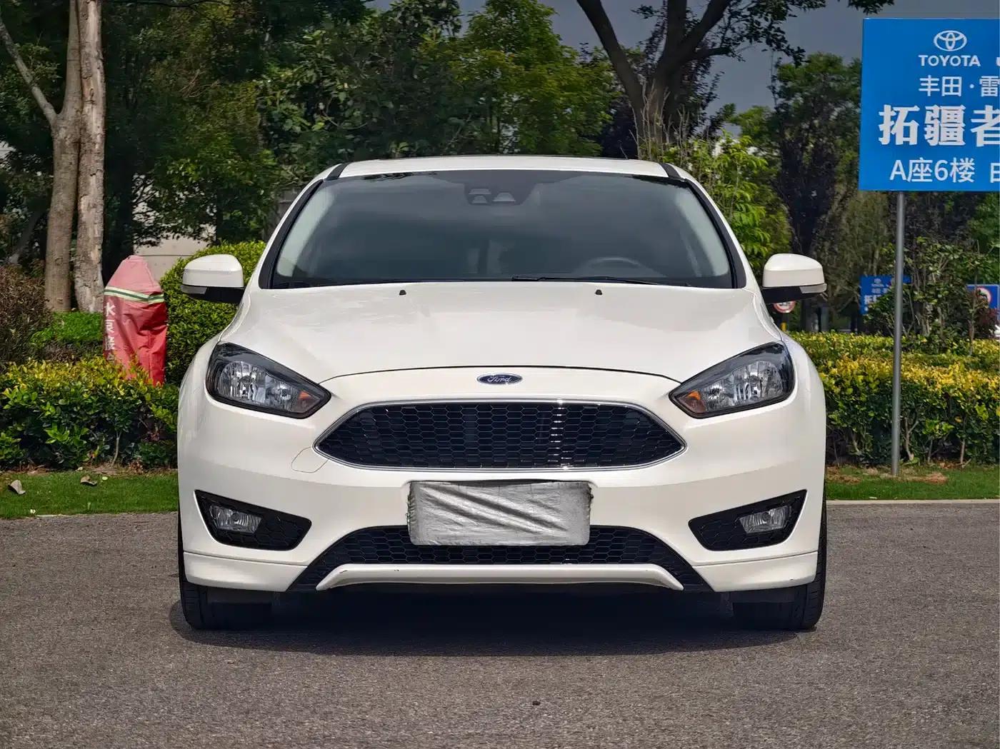 2017 Ford Focus Hatchback EcoBoost 180 Automatic Sport — миниатюра 2