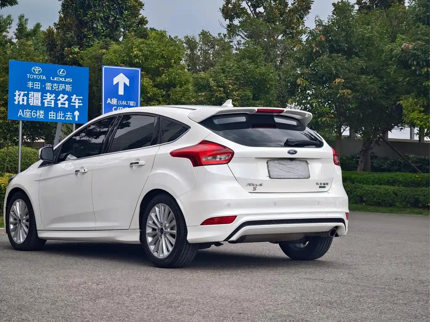 2017 Ford Focus Hatchback EcoBoost 180 Automatic Sport — миниатюра 11