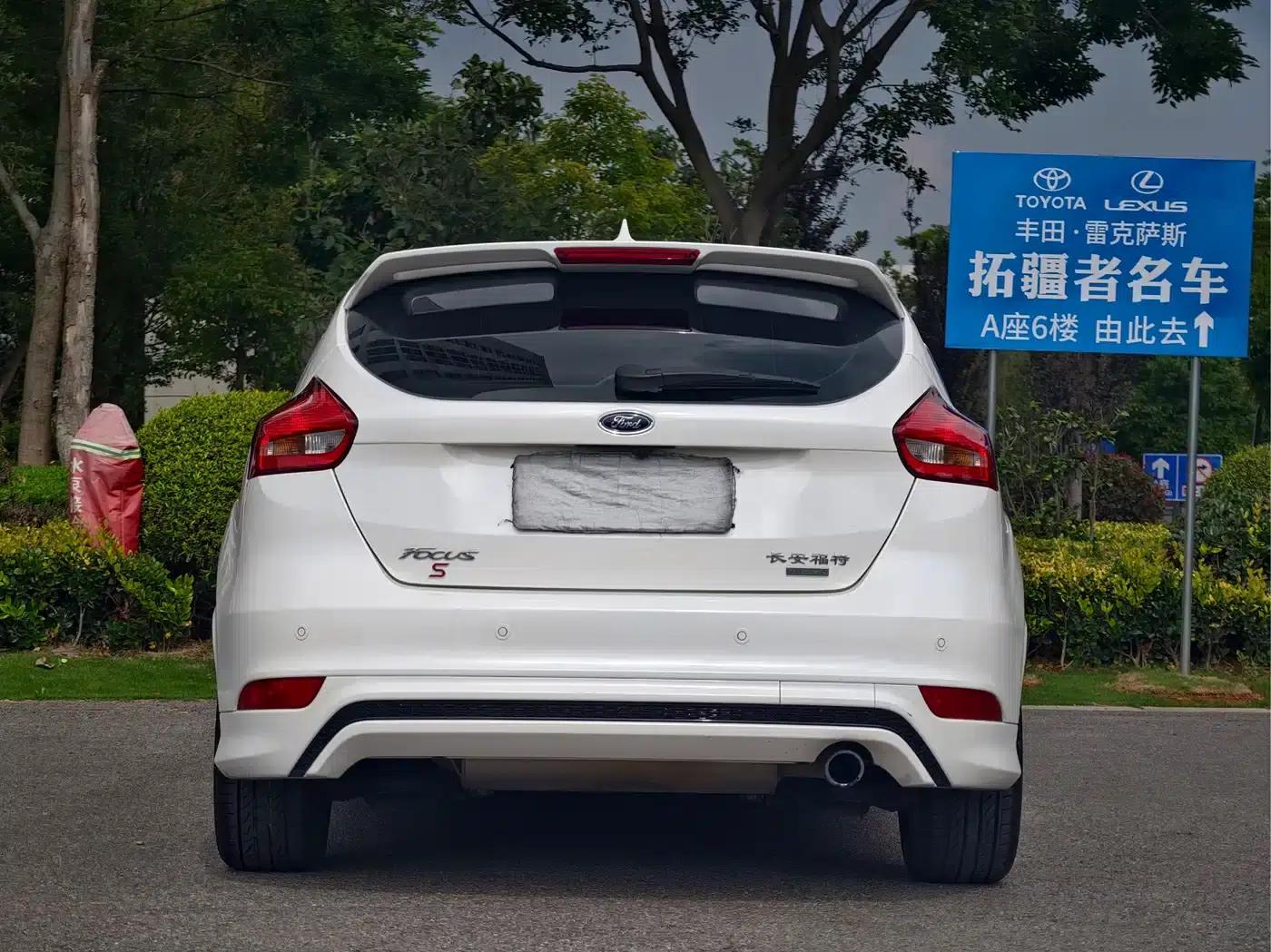 2017 Ford Focus Hatchback EcoBoost 180 Automatic Sport — миниатюра 12
