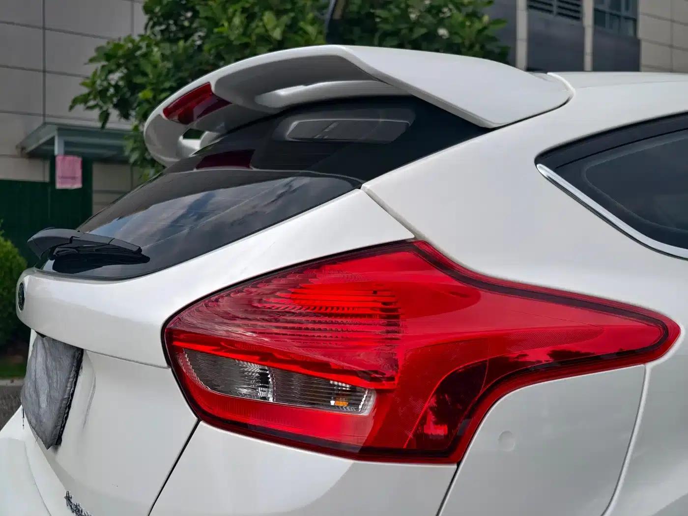 2017 Ford Focus Hatchback EcoBoost 180 Automatic Sport — миниатюра 14