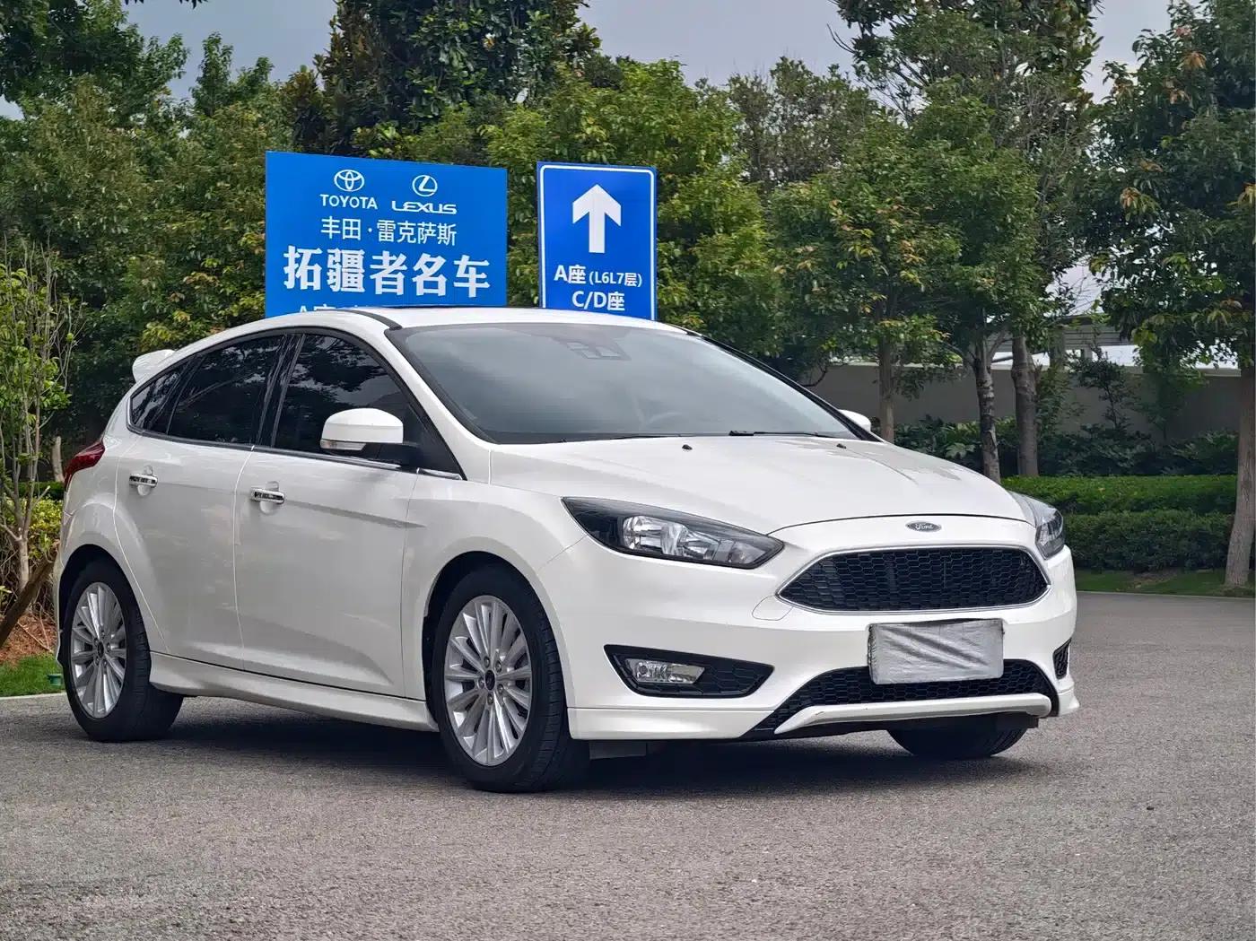 2017 Ford Focus Hatchback EcoBoost 180 Automatic Sport — миниатюра 3