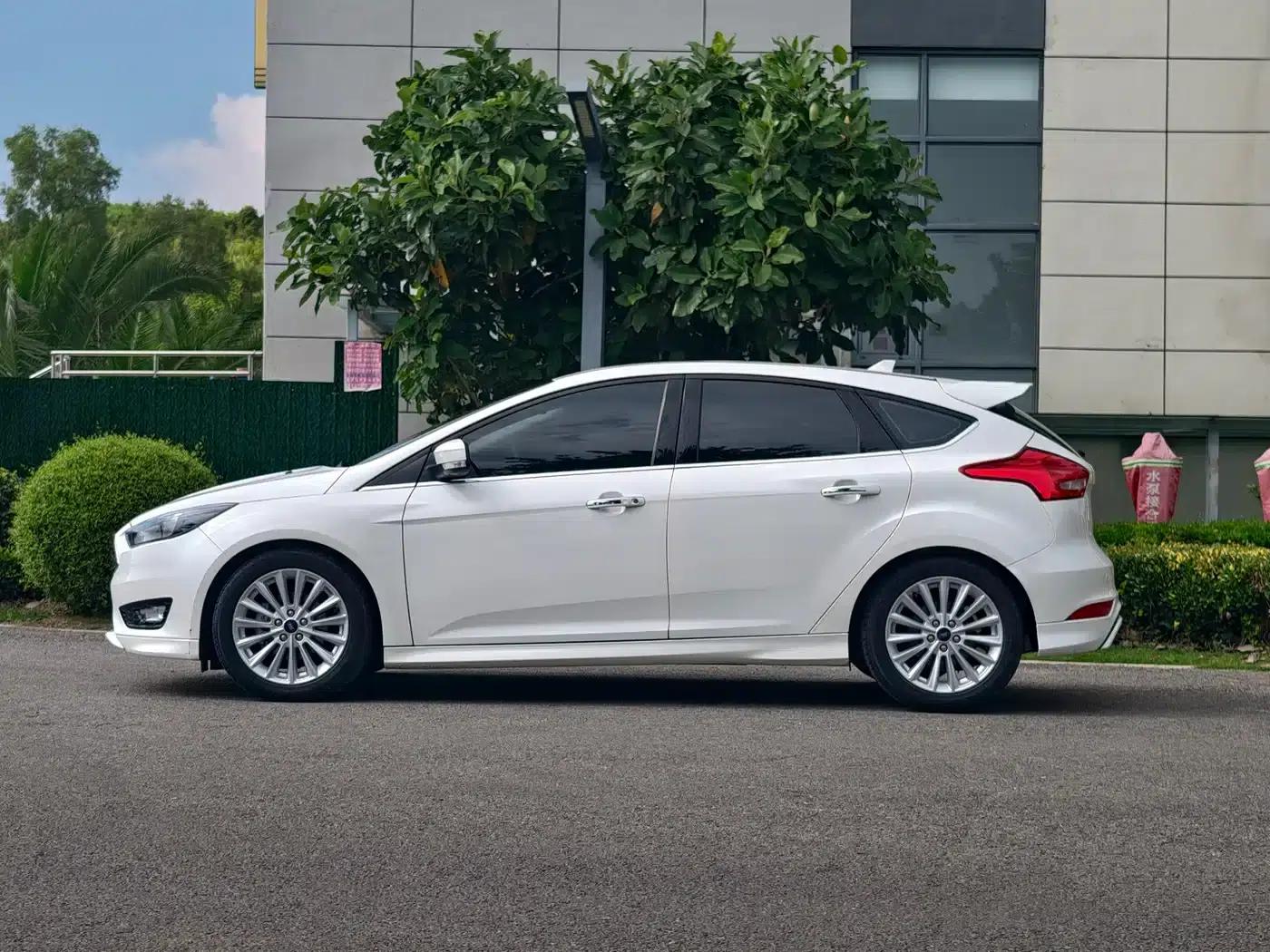 2017 Ford Focus Hatchback EcoBoost 180 Automatic Sport — миниатюра 4